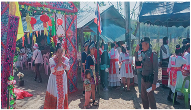 11 พฤษภาคม 2569 เวลา 08.30 – 09.30 น.ร.ต.ต.สุทัศน์ กองตา รอง สว(ป.)สภ.เวียงเชียงรุ้ง พร้อมด้วยสายตรวจจราจรอำนวยความสะดวกด้านการจราจรดูแลความปลอดภัยให้กับนักเรียนโรงเรียนอนุบาลเวียงเชียงรุ้ง และประชาชนที่มาจับจ่ายสินค้าตลาดนัด ข้ามถนนบนทางหลวง 1173 หมู่ 12 ต.ทุ่งก่อ อ.เวียงเชียงรุ้ง จ.เชียงราย